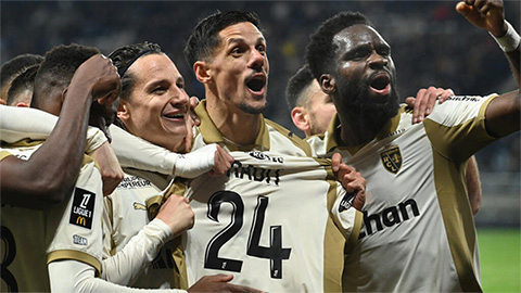 Simone Inzaghi celebrating with his Inter Milan players after beating Barcelona.